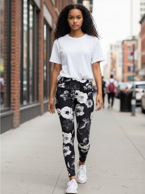 Balance Collection Dark Floral Capri Leggings Size Medium